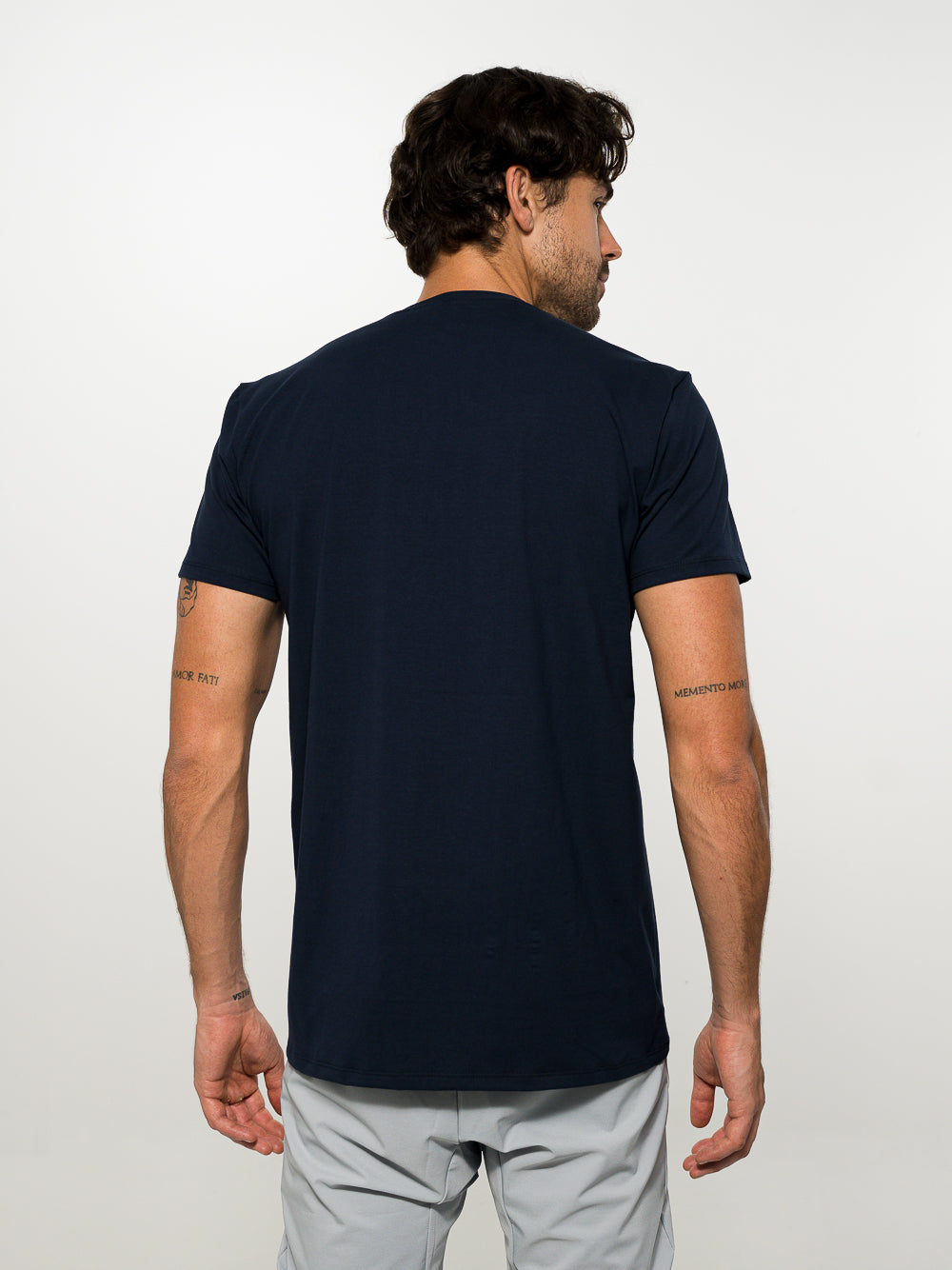 Camiseta de algodón con logo bordado azul oscuro