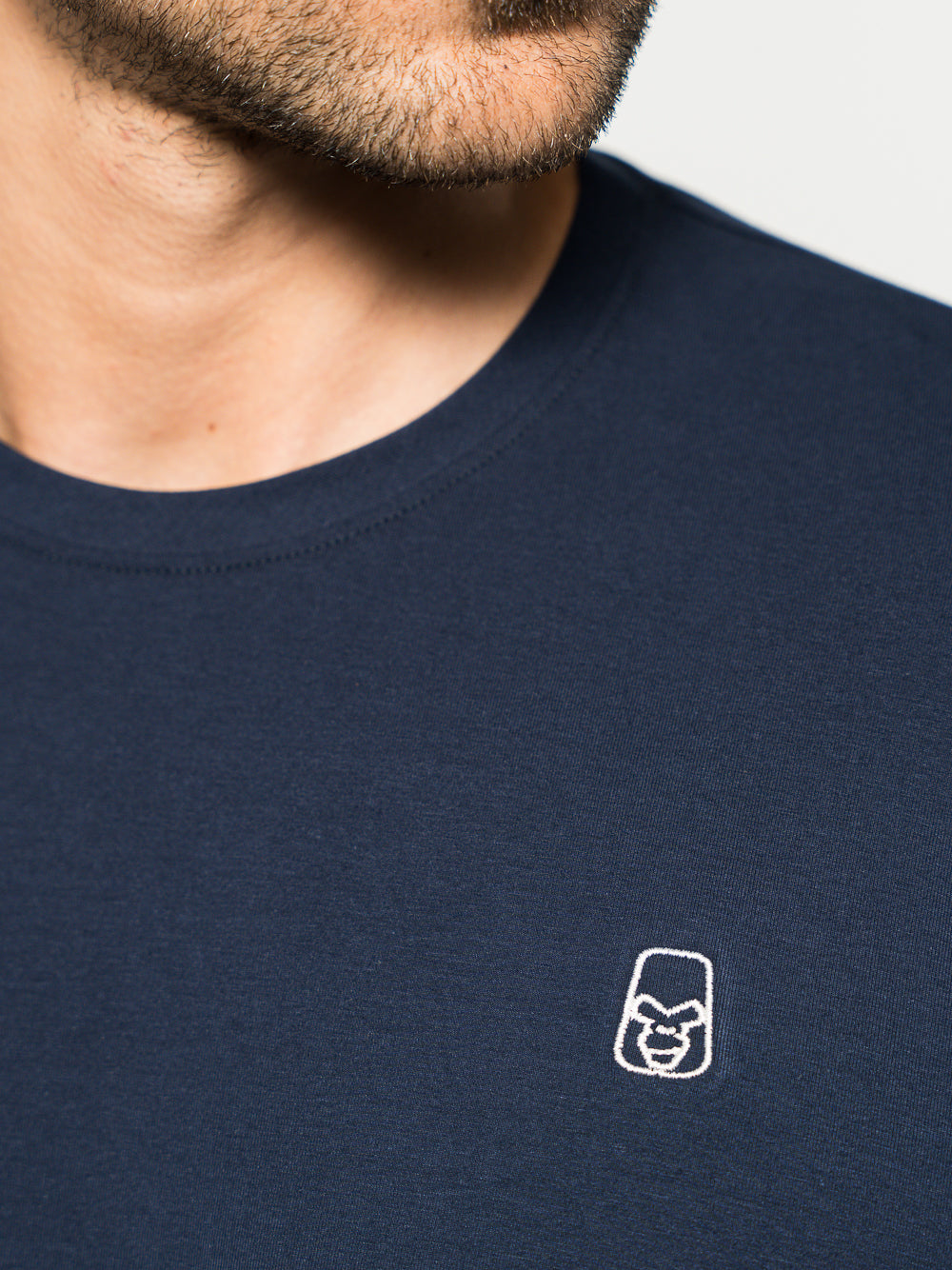 Camiseta de algodón con logo bordado azul oscuro