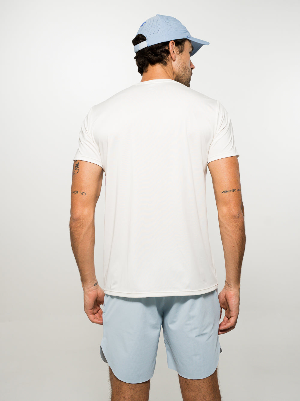 Camiseta de tela fría básica color crema con logo 3D