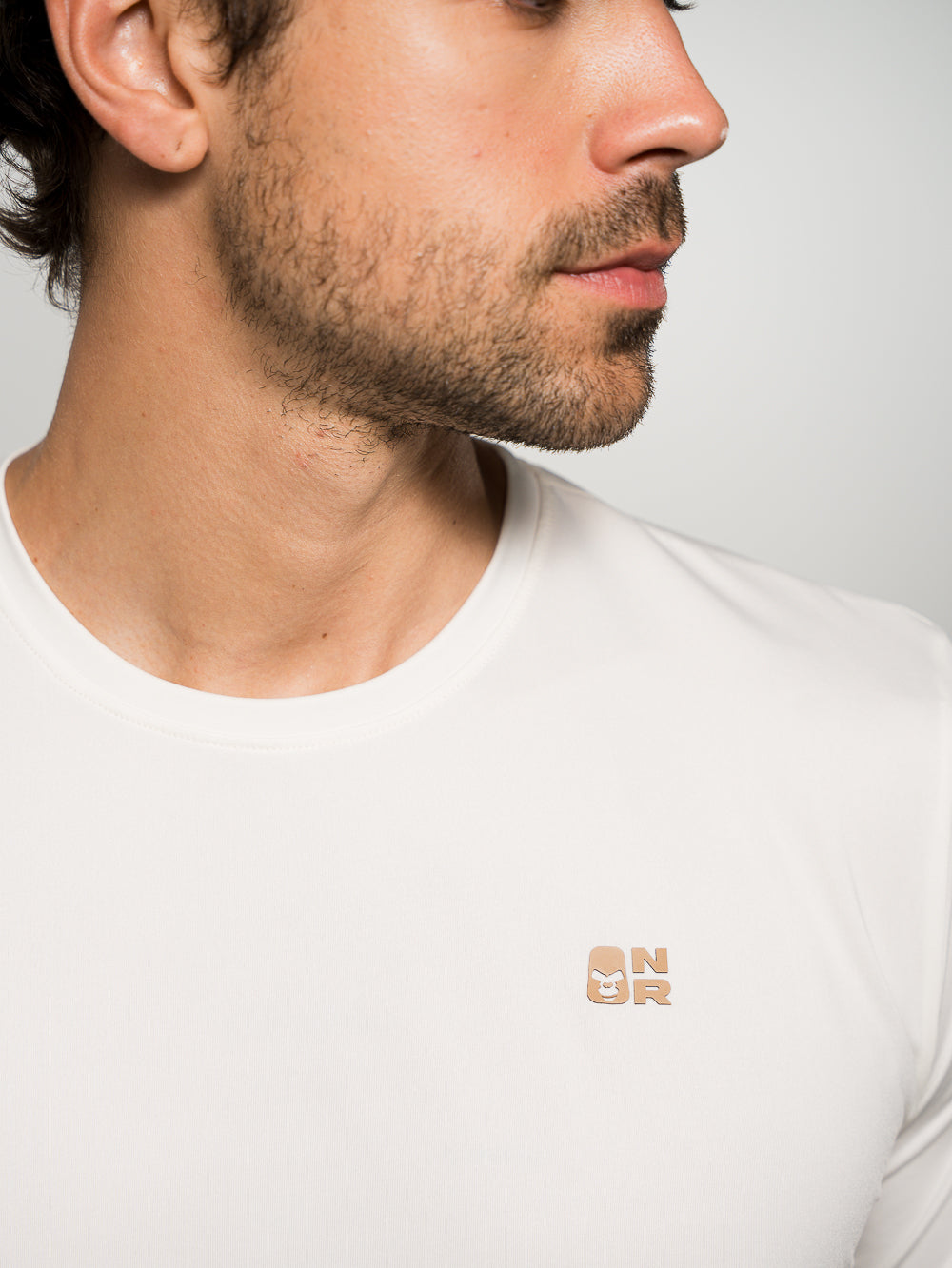 Camiseta de tela fría básica color crema con logo 3D
