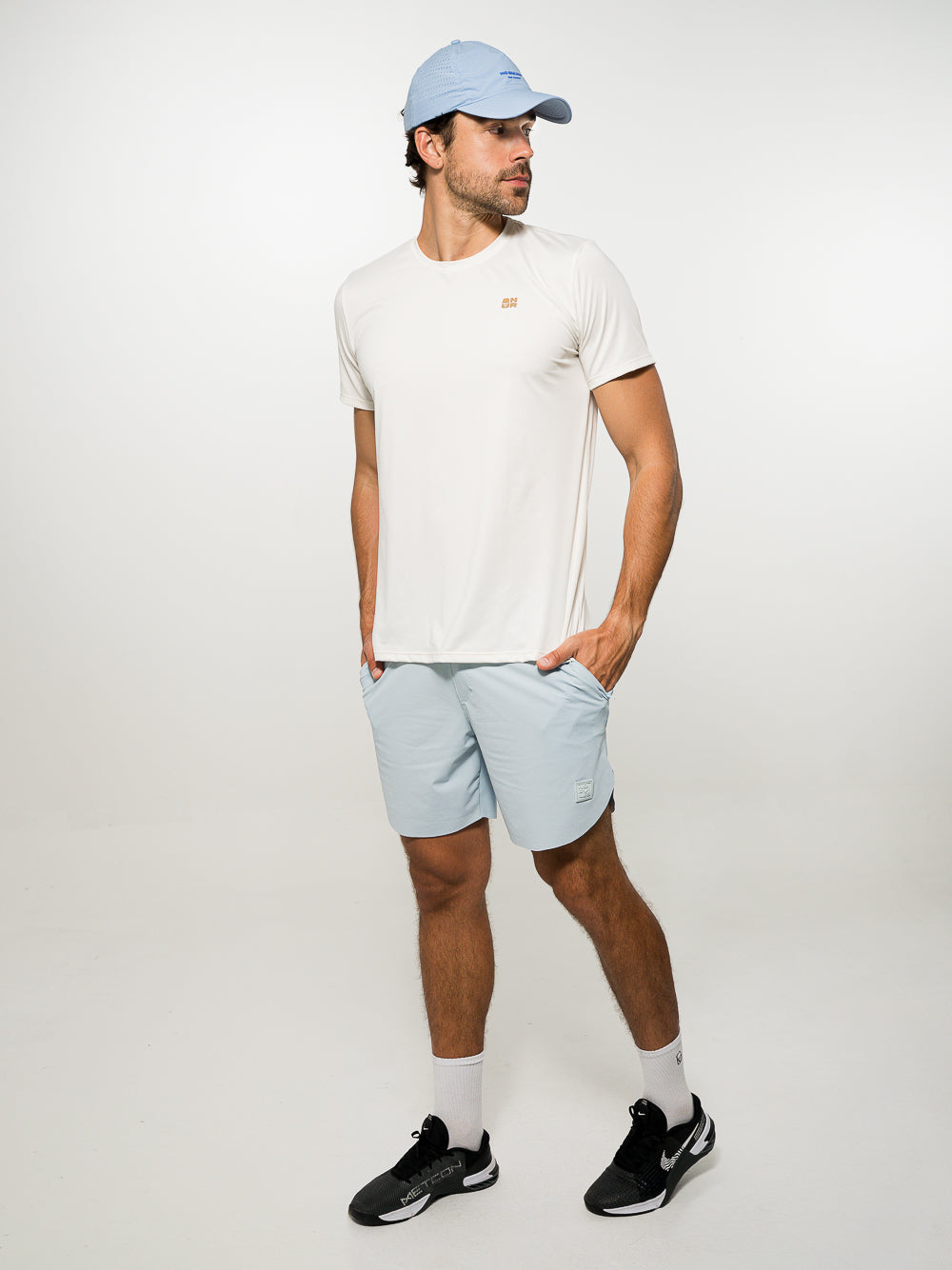 Camiseta de tela fría básica color crema con logo 3D