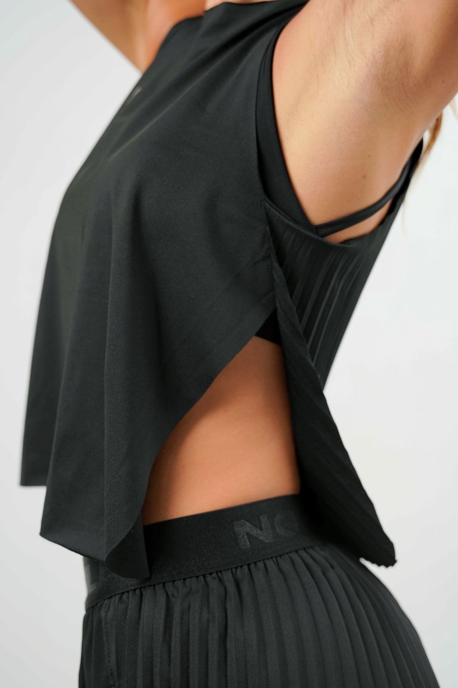 Top Sin Mangas con Pliegues Negro