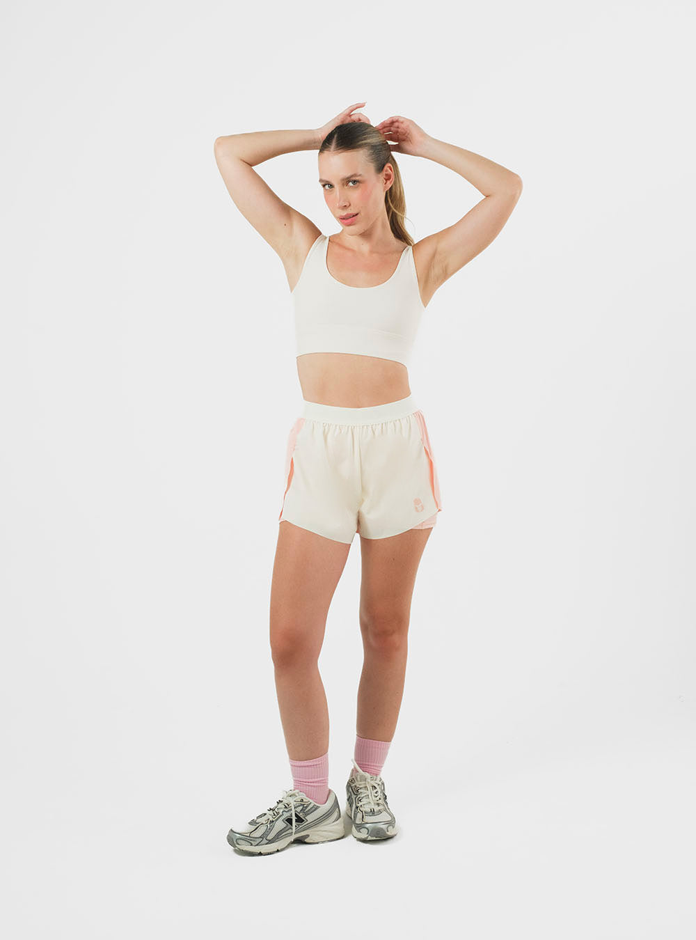 PANTALÓN CORTO DE RUNNING CON LYCRA IVORY