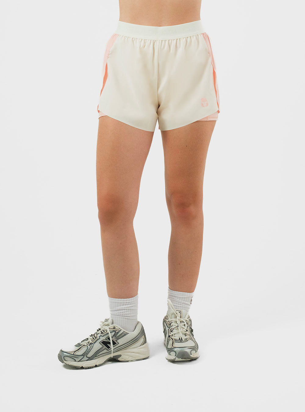 PANTALÓN CORTO DE RUNNING CON LYCRA IVORY