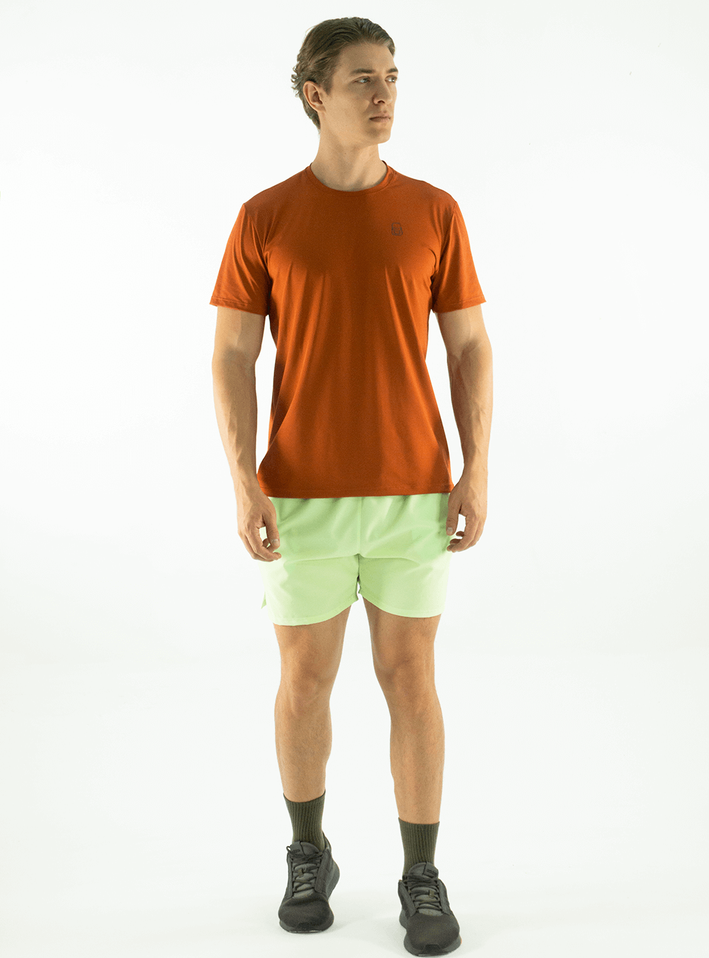 Camiseta básica de tela fría con logo lineal terracota