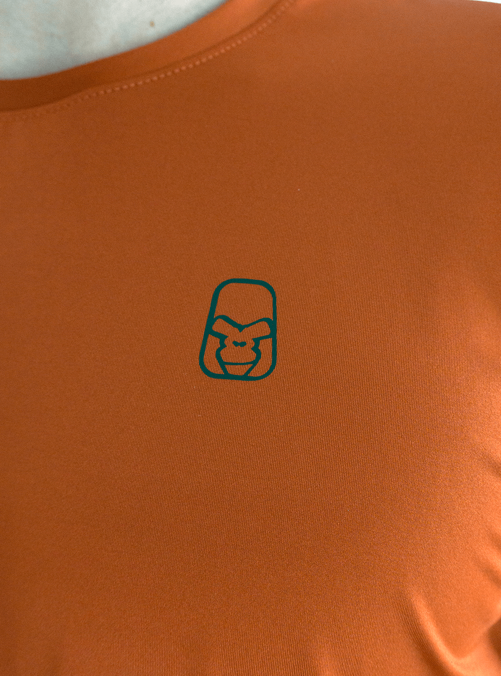 Camiseta básica de tela fría con logo lineal terracota