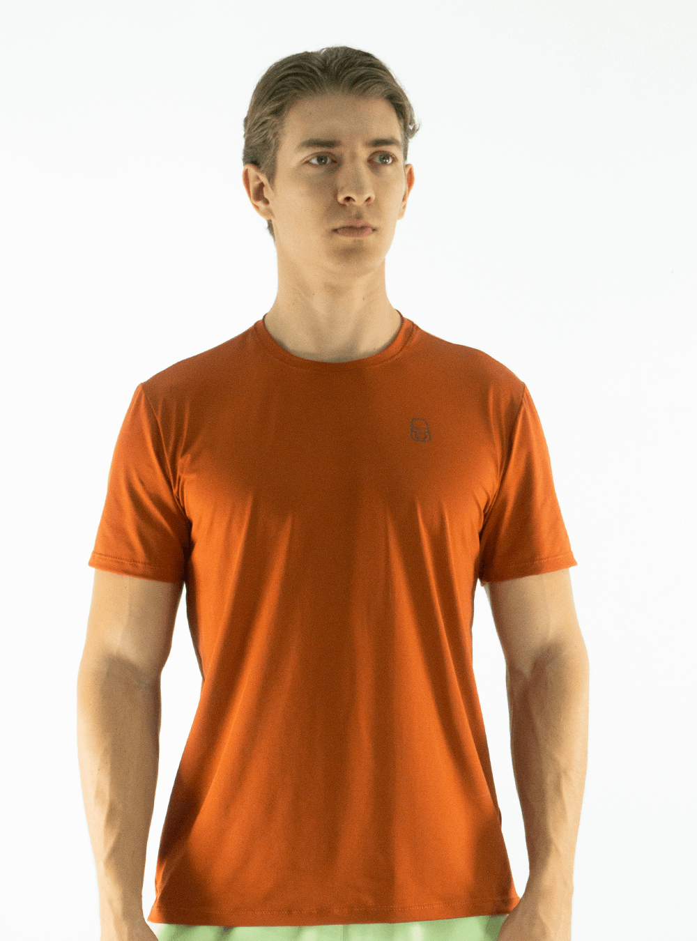 Camiseta básica de tela fría con logo lineal terracota
